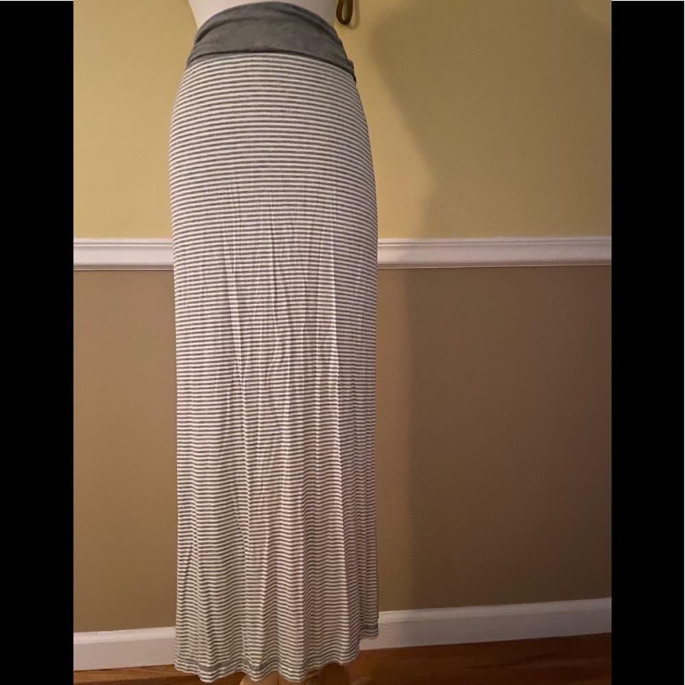 Max Studio Grey/White Maxi Skirt Size Small